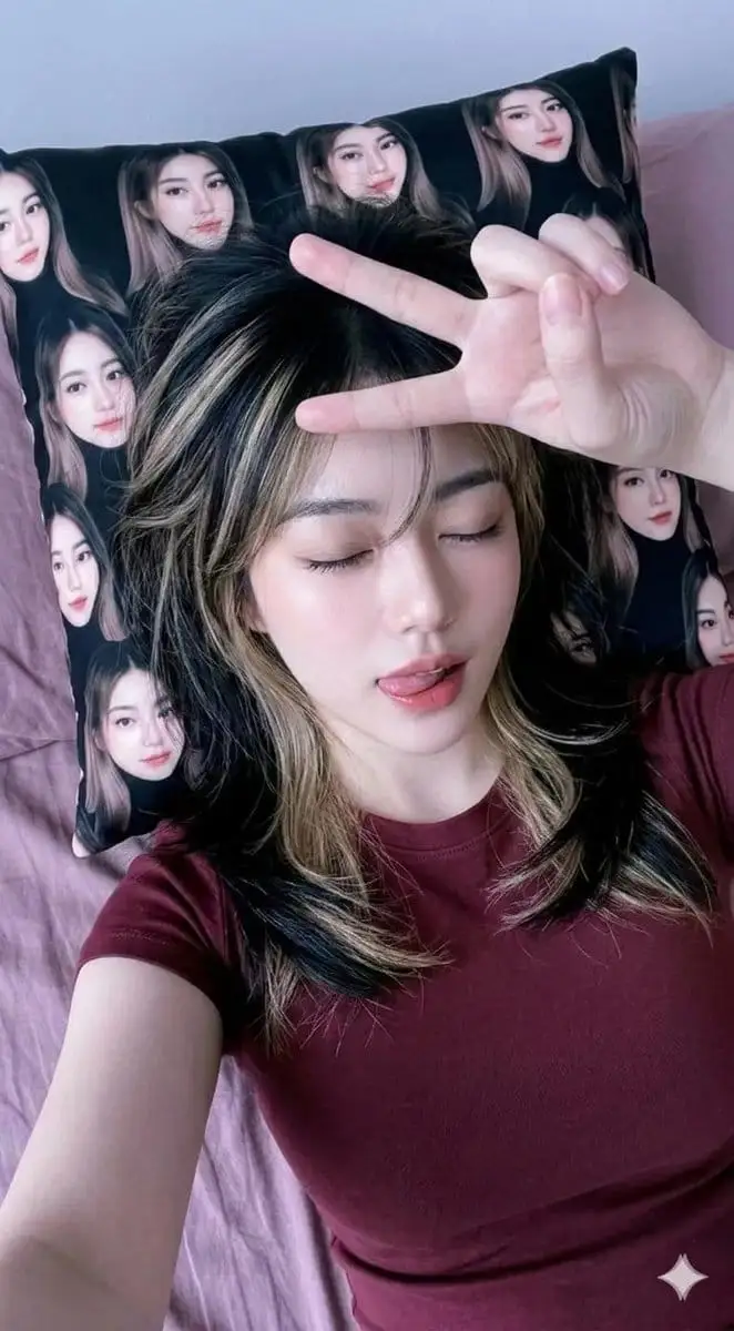 纯欲风高画质少女自拍 - 床上居家质感写真
