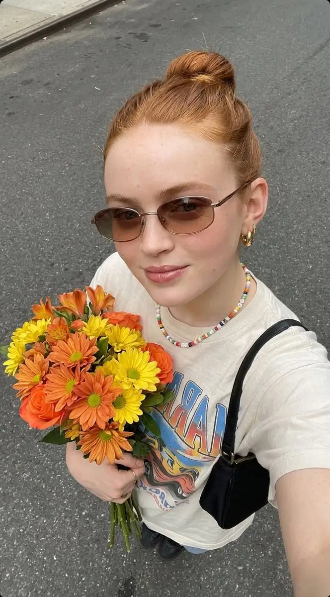 手捧鲜花的自拍,甜美少女风
