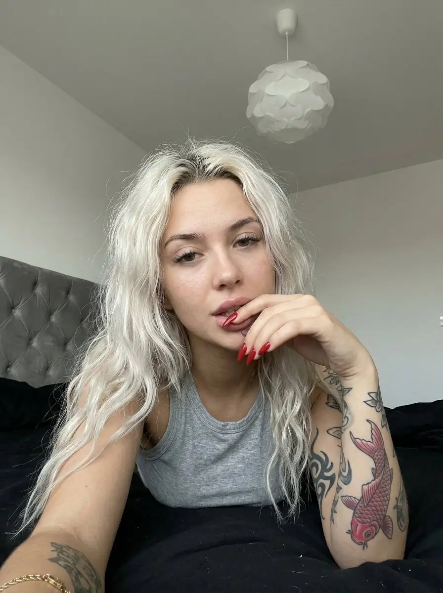 纹身年轻女性的随性肖像