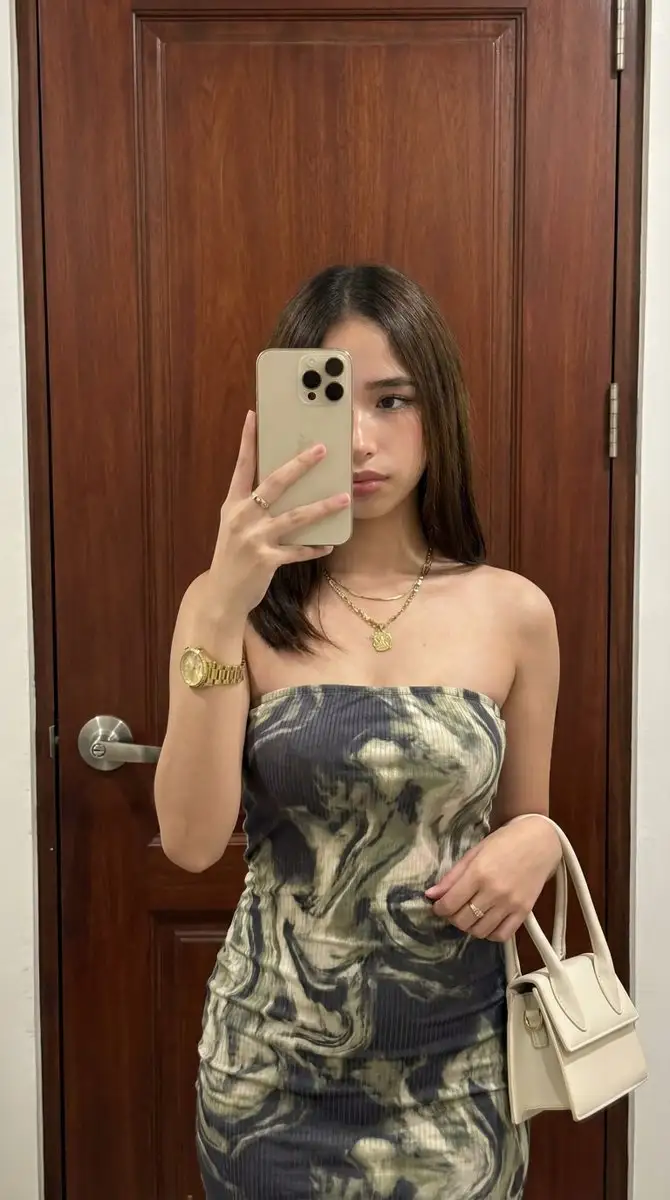 无肩带罗纹紧身连衣裙镜面自拍