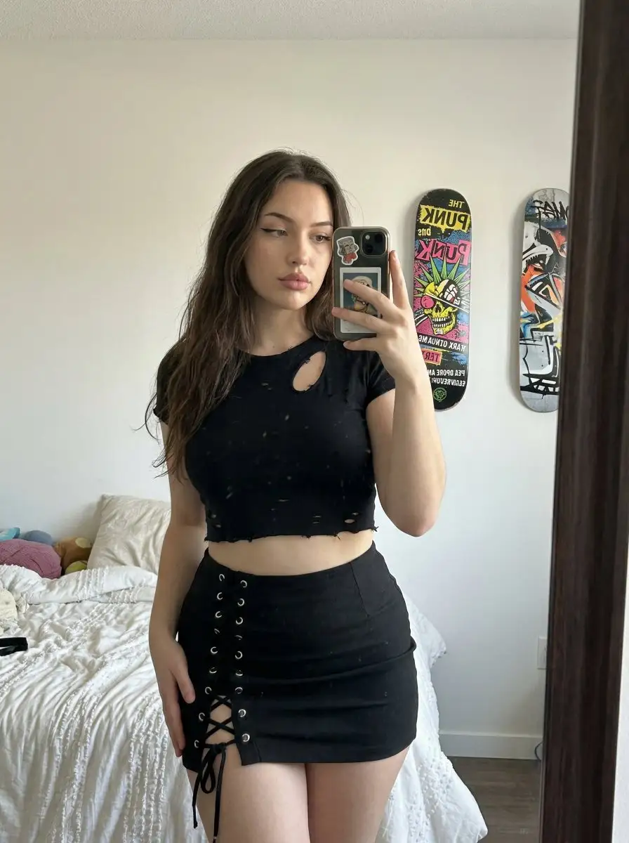 年轻女性的休闲手机镜面自拍