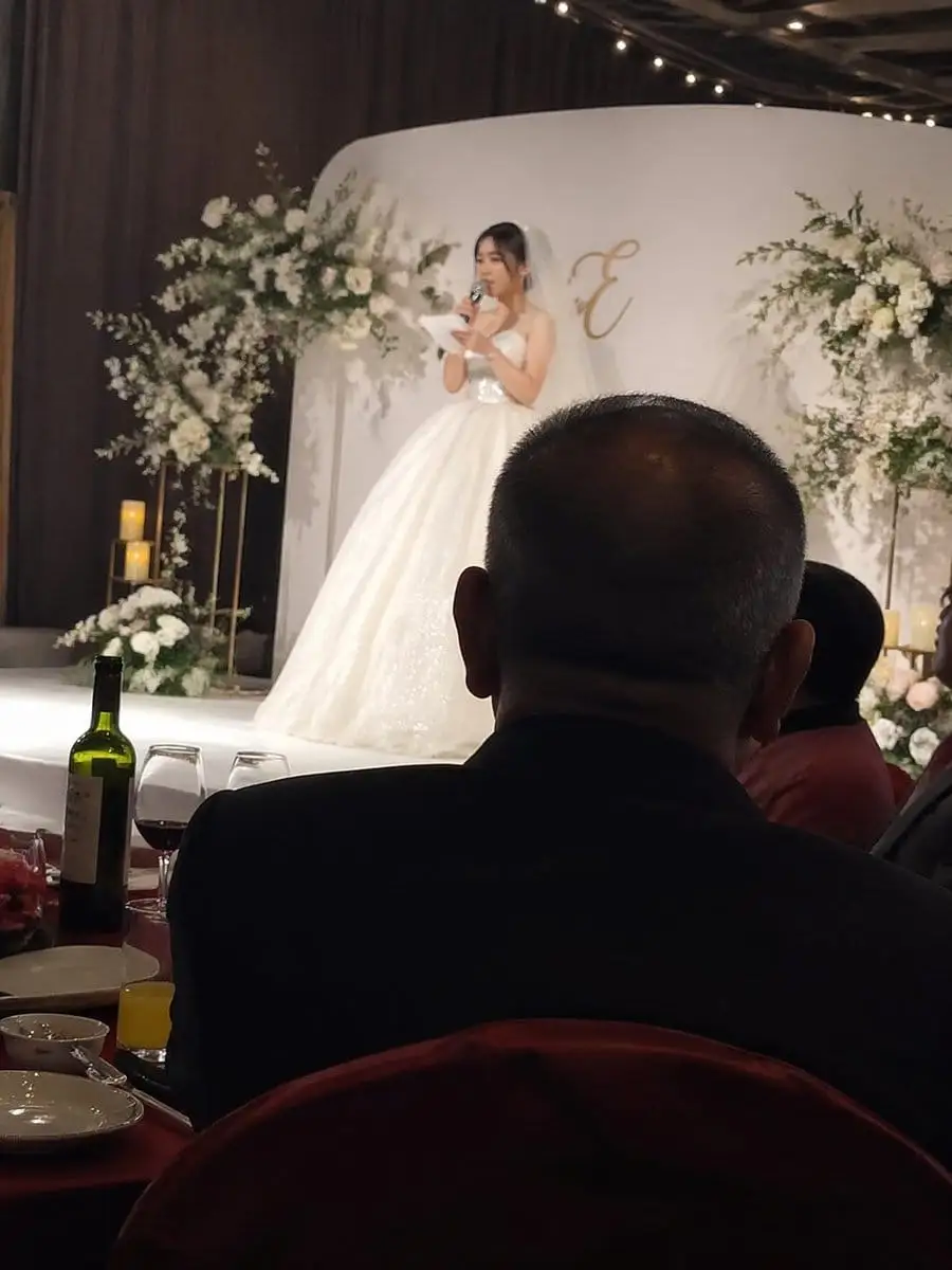 婚礼抓拍:新娘致辞与父亲背影