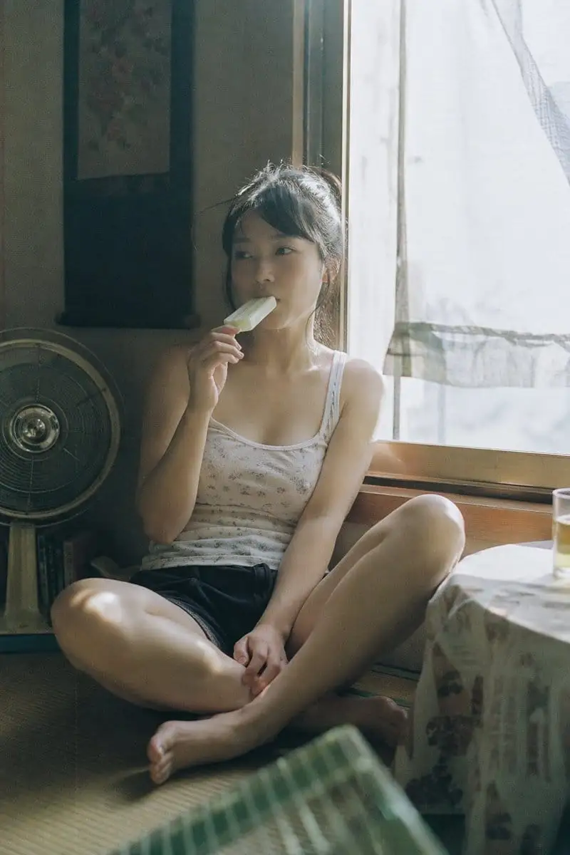 日系负片:夏日午后少女抓拍美学