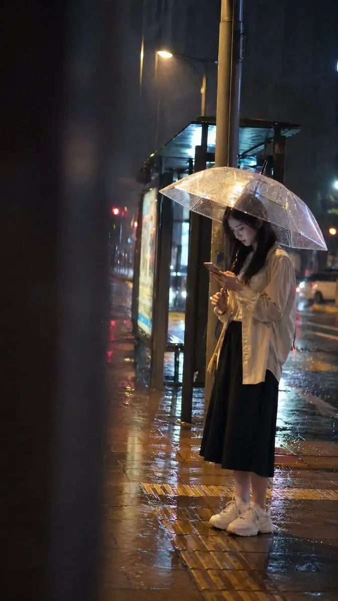 雨夜公交站:抓拍氛围感街拍人像