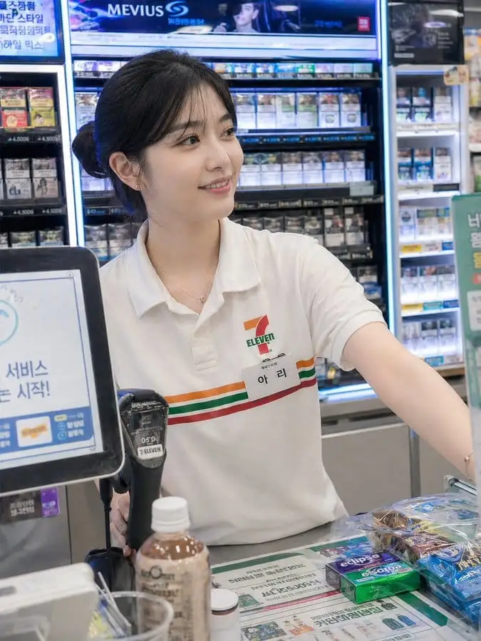 便利店韩系收银员:自然抓拍写真
