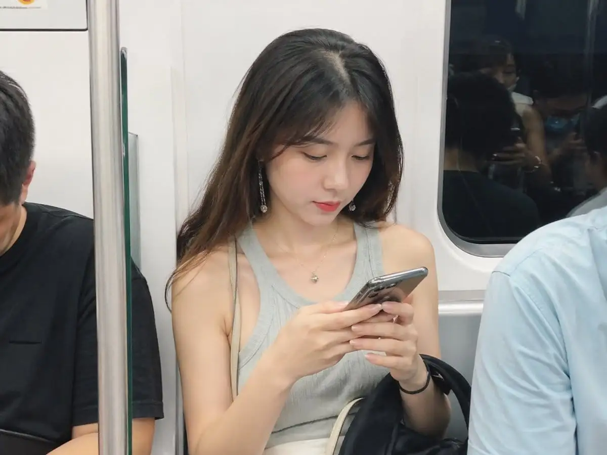 写实地铁抓拍:自然光影人像生成器